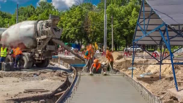 콘크리트 평준 화 작업 은도로 건설에 사용되는 것으로, 많은 근로자들 과화 목 한 시간 제작업을 한다 — 비디오