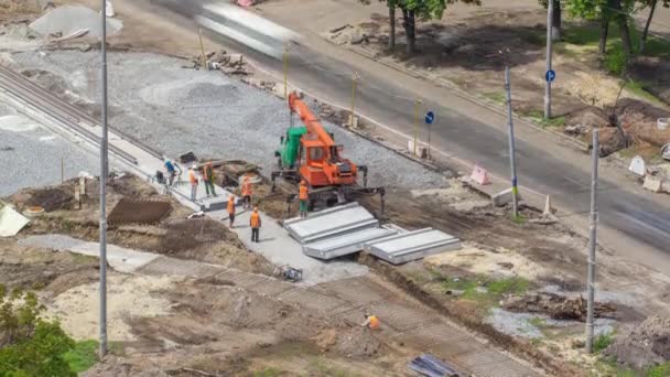 Установка бетонных плит краном на месте строительства дорог . — стоковое видео