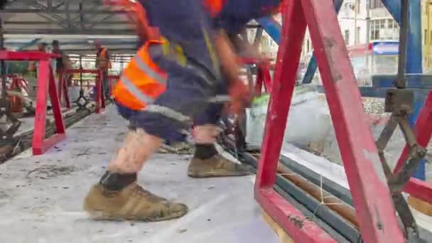 Трамвайні рейки на етапі їх установки та інтеграції в бетонні плити на дорозі . — стокове відео
