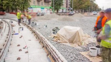 İşçiler güzergahın yeniden inşası sırasında yeni tramvay rayları kuruyor.