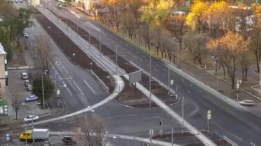 Yol trafiği hava trafiği zaman ayarlı bir inşaat alanı.