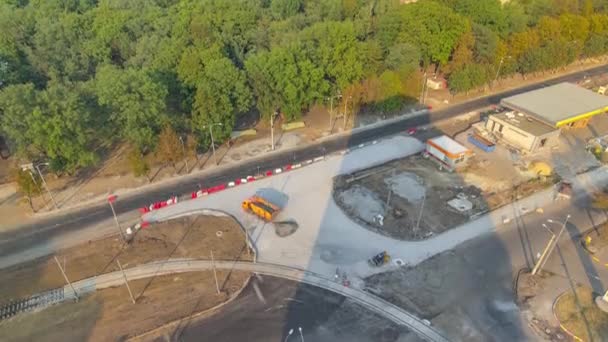 Orangefarbene Vibrationswalzenpresse rollt beim Straßenbau auf einen Stein und repariert Zeitrahmen — Stockvideo