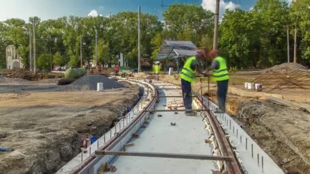 Pracovníci instalovat nové tramvajové kolejnice během rekonstrukce trasy timelapse. — Stock video