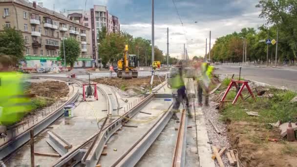 Pracownicy instalują nowe szyny tramwajowe podczas przebudowy trasy timelapse. — Wideo stockowe
