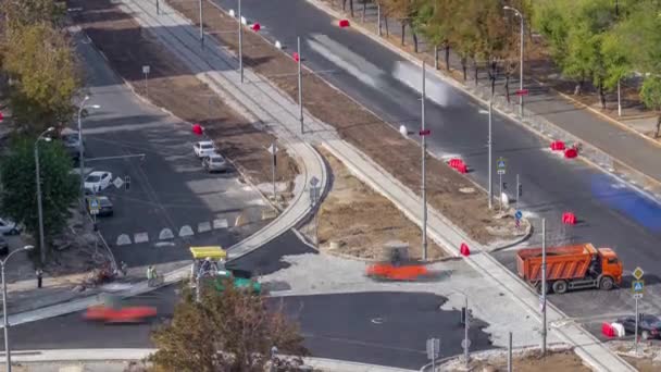 Pavimentadora de asfalto, rodillo y camión en el sitio de reparación de carreteras durante el asfalto timelapse. Equipos de construcción de carreteras . — Vídeo de stock