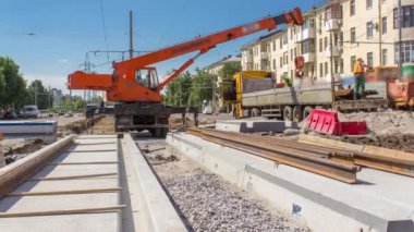 Portakal inşaat teleskopik Vinçler-Mobil vinç kaldırma tramvay rayları kamyon timelapse üzerinden.