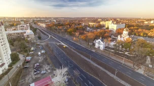 Vista aérea de colorido atardecer vívido con tráfico por carretera timelapse skyscape. Ciudad de Kharkiv desde arriba — Vídeo de stock