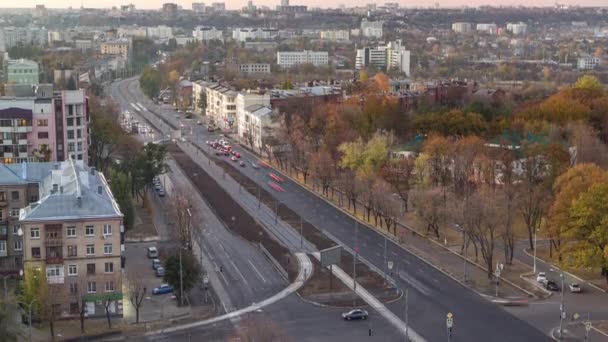 Vista aérea con pista de esquí de tráfico día a noche timelapse. Ciudad de Kharkiv desde arriba — Vídeos de Stock