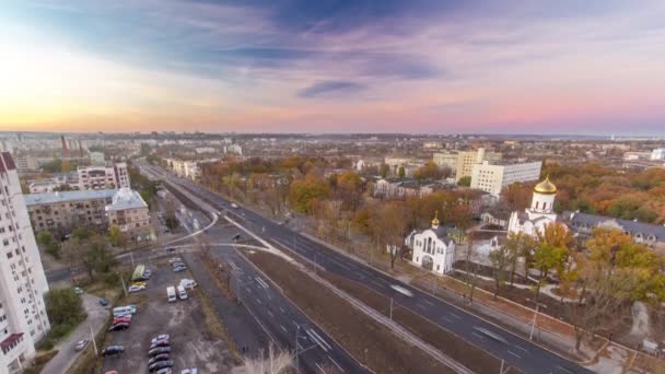 Vista aérea com vista para o horizonte de tráfego rodoviário dia a noite timelapse. Kharkiv cidade de cima — Vídeo de Stock