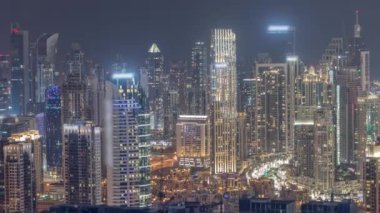 Dubai 'nin panoramik silueti. İş sahası ve şehir merkezi gece zaman çizelgesi..