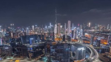 Dubai 'nin panoramik silueti. İş sahası ve şehir merkezi gece zaman çizelgesi..
