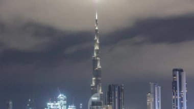 Dubai 'nin panoramik silueti. İş sahası ve şehir merkezi tüm gece boyunca..