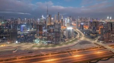 Dubai 'nin panoramik silueti, iş sahasında ve şehir merkezinde gece gündüz....
