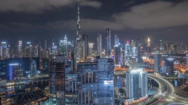Dubai 'nin panoramik silueti. İş sahası ve şehir merkezi tüm gece boyunca..