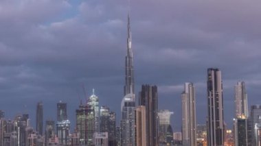 Dubai 'nin panoramik silueti, iş sahasında ve şehir merkezinde gece gündüz....