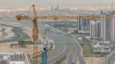 Al Khail yolunun hava görüntüsü iş sahası yakınlarındaki trafiği meşgul ediyor.