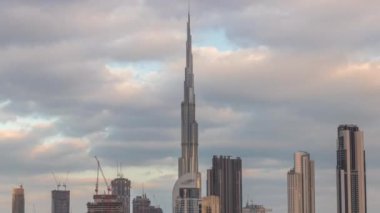 Dubai 'nin panoramik silueti. İş sahası ve şehir merkezi sabah zaman çizelgesi..