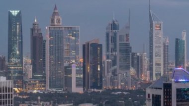 Dubai 'nin finans bölgesindeki gökdelenlerin sıraları gece gündüz....