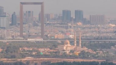 Deira ve Zabeel bölgesindeki modern gökdelenlerle Dubai şehrinin silüeti.
