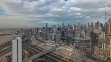 Dubai 'nin panoramik silueti. İş sahası ve şehir merkezi sabah zaman çizelgesi..