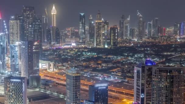 Δρόμοι των ουρανοξύστες στην οικονομική περιοχή και επιχειρηματικό κόλπο στο Ντουμπάι εναέρια νύχτα timelapse. — Αρχείο Βίντεο