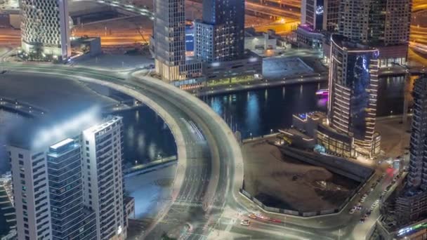 Skyline mit moderner Architektur der Dubai Business Bay Türme im Zeitraffer. Luftaufnahme
