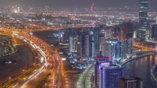 Skyline com arquitetura moderna de Dubai torres de baía de negócios noite timelapse. Vista aérea — Vídeo de Stock