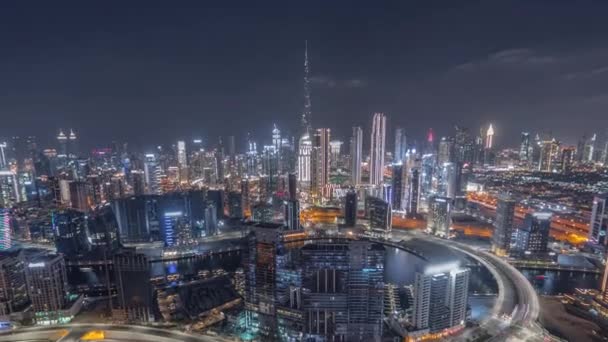 Panoramiczna panorama Dubaju z zatoką biznesową i centrum dzielnicy nocnej timelapse. — Wideo stockowe