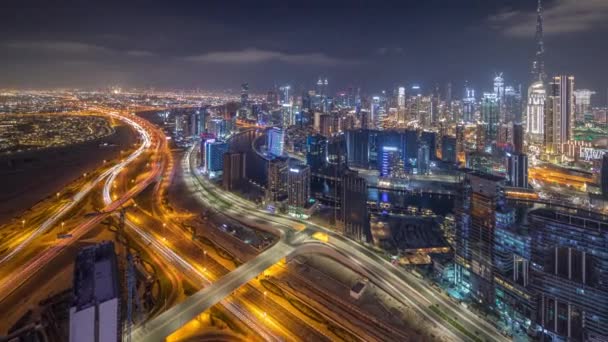 显示迪拜天际线、商业区和商业区夜幕降临的全景. — 图库视频影像