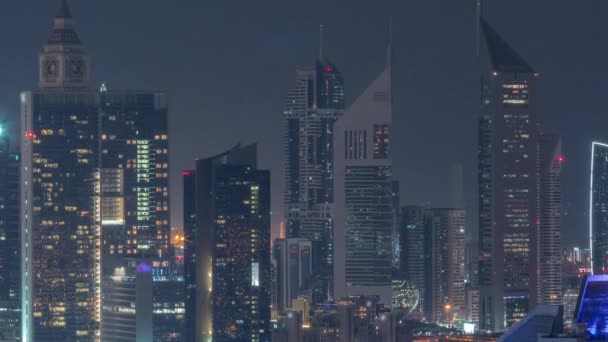 Σειρές ουρανοξύστες στην οικονομική περιοχή Ντουμπάι εναέρια όλη τη νύχτα timelapse. — Αρχείο Βίντεο