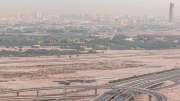 Business Bay zaman diliminde büyük bir kavşakta üstteki şehir trafiği. — Stok video