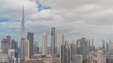 Dubai 'nin panoramik silueti iş sahası ve şehir merkezi zaman çizelgesi.