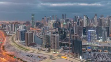 Dubai iş sahası kulelerinin modern mimarisi ile gece gündüz gökyüzü. Hava görünümü