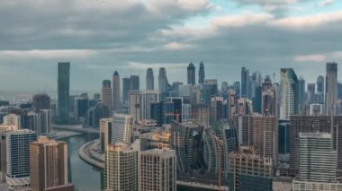 Dubai iş sahası kulelerinin modern mimarisine sahip Skyline sabah zaman çizelgesi. Hava görünümü