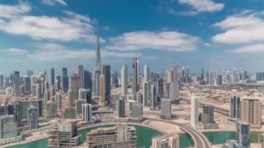 Dubai 'nin panoramik silueti iş sahası ve şehir merkezi zaman çizelgesi.