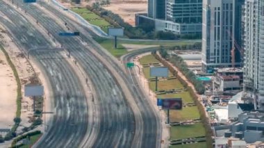 Al Khail yolunun hava görüntüsü iş sahası yakınlarındaki trafiği meşgul ediyor.