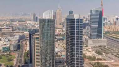Medya şehrinin havadan görüntüsü ve Dubai marinasından Al Barsha tepeleri bölge zaman çizelgesi.