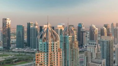 Dubai marinası ve JLT gökdelenleri Şeyh Zayed Yolu üzerindeki hava zaman aralığı..