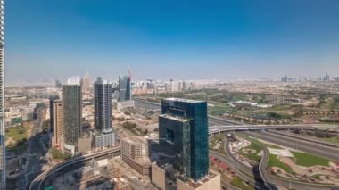 Medya şehrinin hava manzarası ve Dubai marinasından Al Barsha tepeleri bölge zaman çizelgesi.