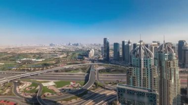 Dubai marinası ve JLT gökdelenleri Şeyh Zayed Yolu üzerindeki hava zaman aralığı..