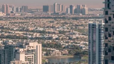 Şeyh Zayed Yolu yakınlarındaki JLT gökdelenleri. Arkalarında konut binaları ve villalar