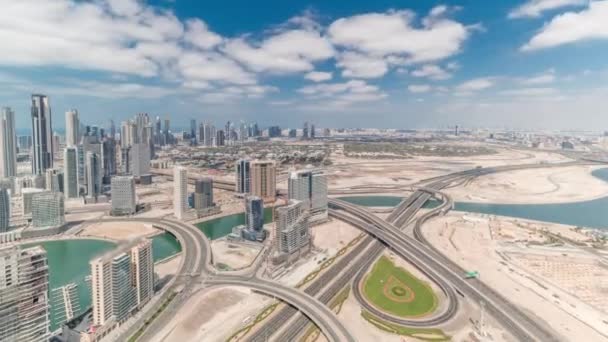 Vägkorsning och skyskrapor i affärsbukten och finansdistriktet Dubai antenn timelapse. — Stockvideo