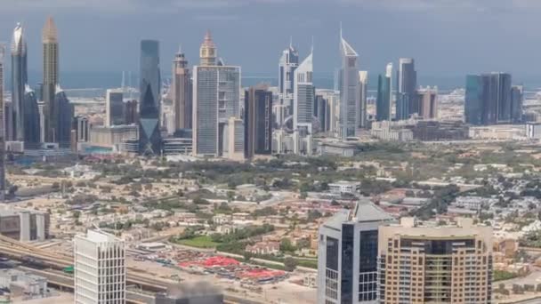 Rzędy drapaczy chmur w finansowej dzielnicy Dubaju. — Wideo stockowe