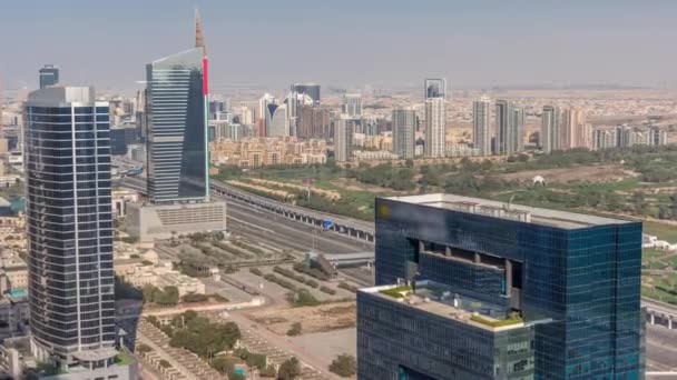 Luchtfoto van mediastad en al barsha hoogten district tijdspanne van Dubai jachthaven. — Stockvideo