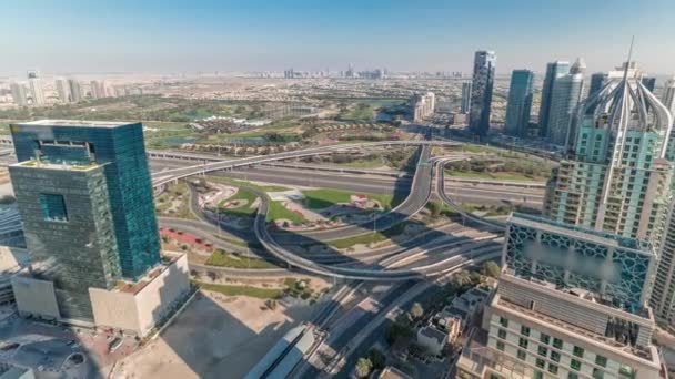 Obrovská dálniční křižovatka mezi okresem JLT a dubajským přístavem protínající šejk Zayed Road Aerial Timelapse. — Stock video