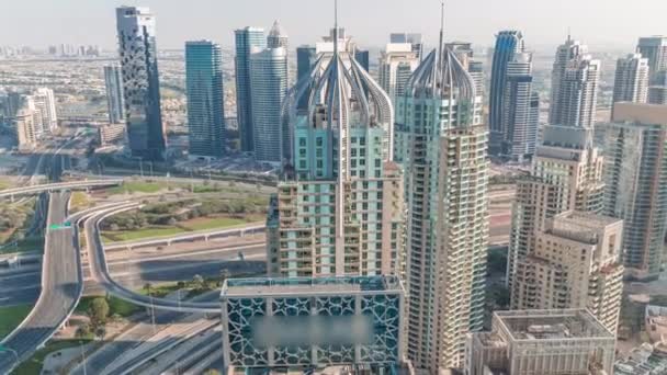 Dubai jachthaven en JLT wolkenkrabbers langs Sheikh Zayed Road luchtfoto tijdspanne. — Stockvideo