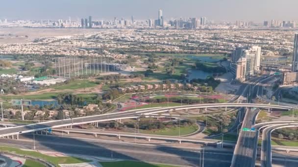 Enorme cruce de carreteras entre el distrito JLT y Dubai Marina interseccionado por Sheikh Zayed Road timelapse aéreo. — Vídeos de Stock