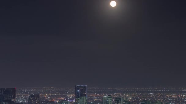 Σελήνη αυξάνεται πάνω από χόρτα και al barsha ύψη περιοχή νύχτα timelapse από το Ντουμπάι μαρίνα. — Αρχείο Βίντεο