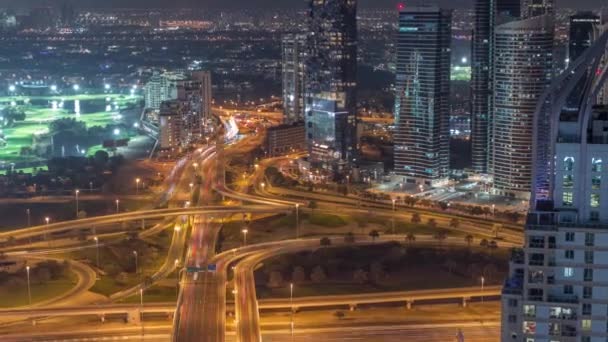 Enorme cruce de carreteras entre el distrito JLT y Dubai Marina noche timelapse. — Vídeo de stock