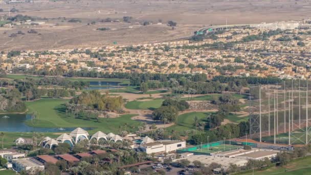 공중에서 녹색 잔디와 호수가 있는 골프 코스를 구경하는 장면, 그 뒤에 타임 제라제가 있는 별장. — 비디오